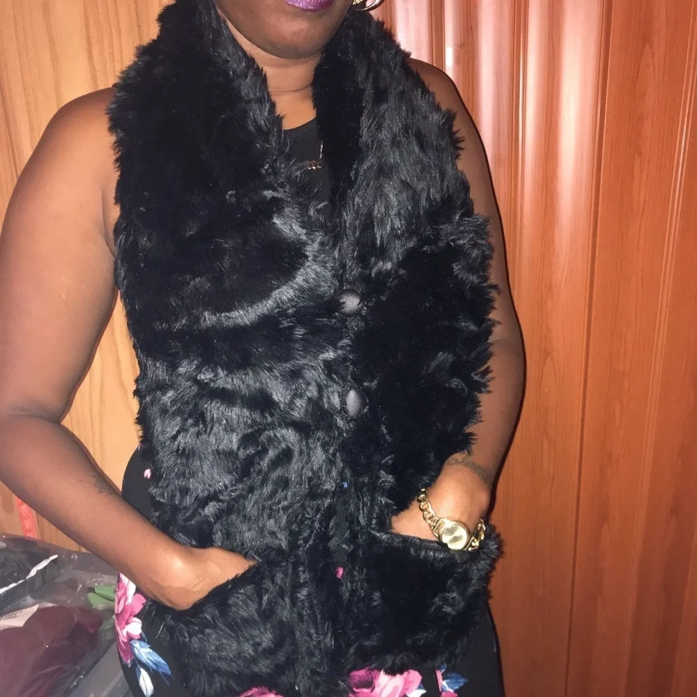 SOFT FLUFFY BLACK FAUX FUR SCARF WITH POCKETS